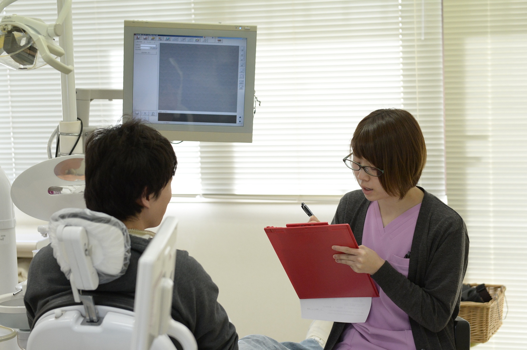 江俣歯科医院の衛生士がカウンセリングを行っている様子