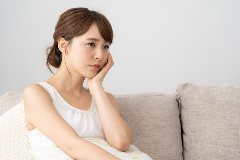 インプラント手術に不安を感じている女性の写真
